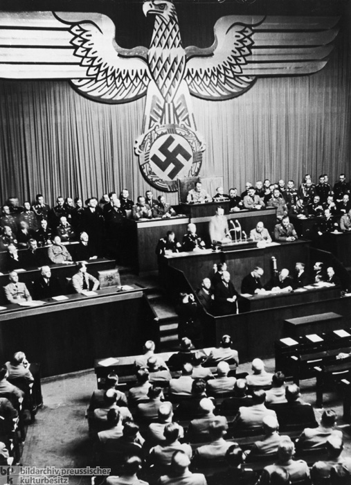 Adolf Hitler am Rednerpult in der Krolloper zum Anlass der Verlängerung des Ermächtigungsgesetzes (30. Januar 1937)